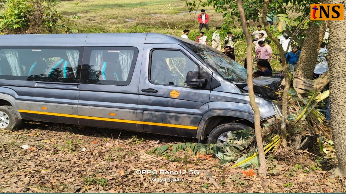 Road Accident in Nagaon: 11 Injured After Traveller Overturns at Borghat Bypass