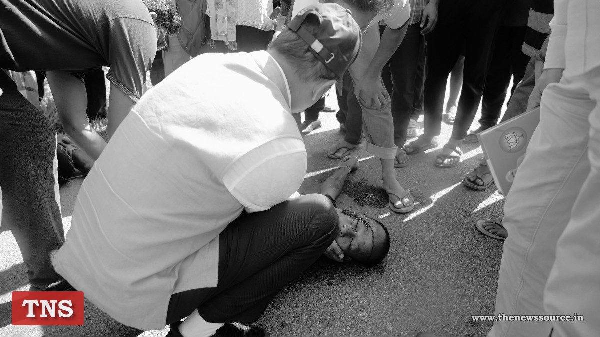 Devashish Sharma Helps Accident Victim: Newly Elected MP Devashish Sharma Carries Accident Victim in His Arms, Arranges Medical Assistance